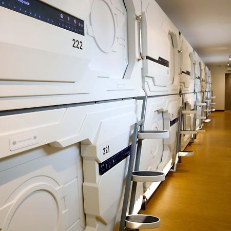 Whiz Capsule Hotel Thamrin Jacarta Exterior foto