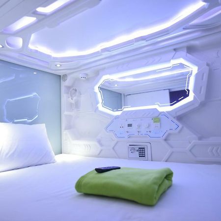 Whiz Capsule Hotel Thamrin Jacarta Exterior foto