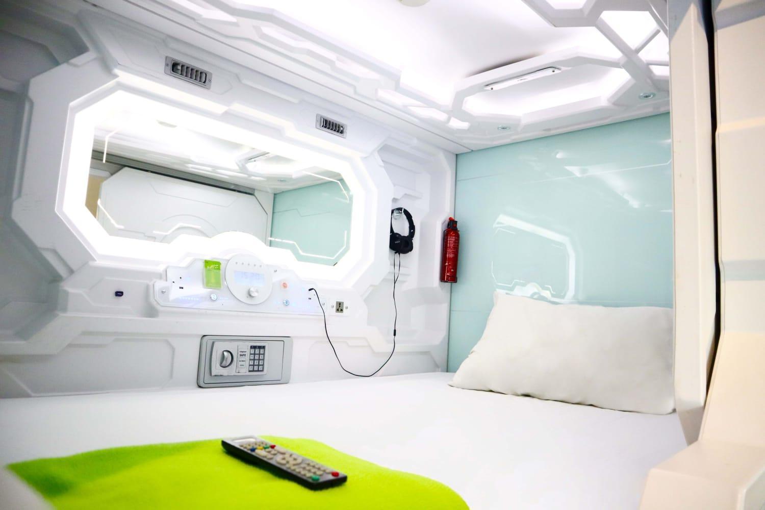 Whiz Capsule Hotel Thamrin Jacarta Exterior foto