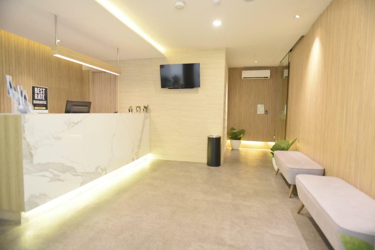 Whiz Capsule Hotel Thamrin Jacarta Exterior foto