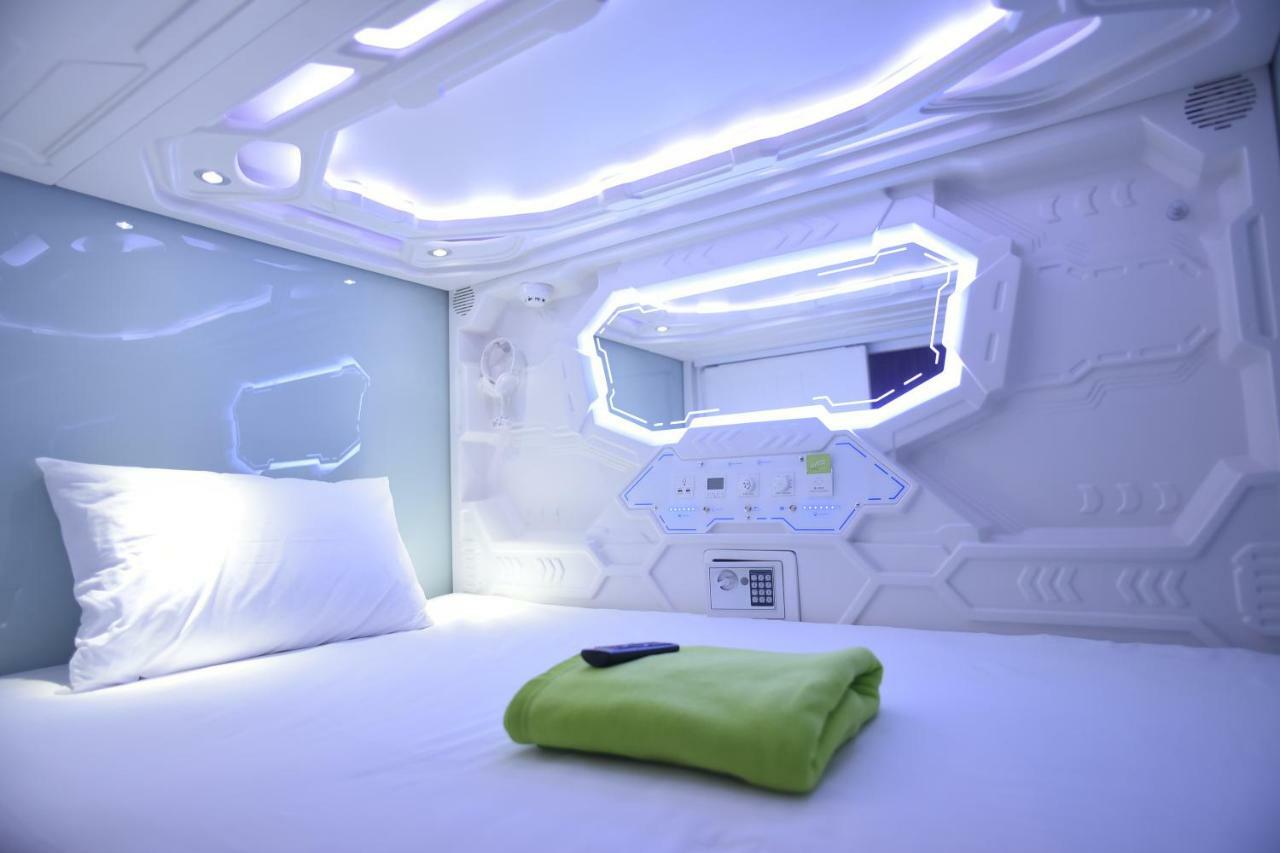 Whiz Capsule Hotel Thamrin Jacarta Exterior foto