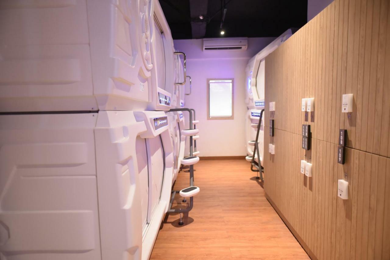 Whiz Capsule Hotel Thamrin Jacarta Exterior foto