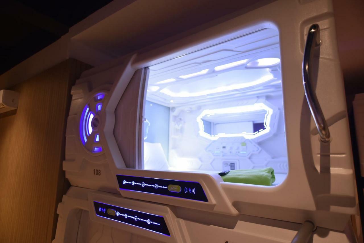 Whiz Capsule Hotel Thamrin Jacarta Exterior foto