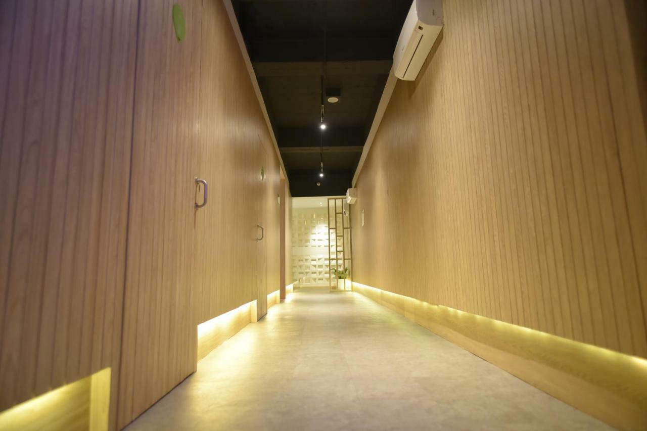 Whiz Capsule Hotel Thamrin Jacarta Exterior foto